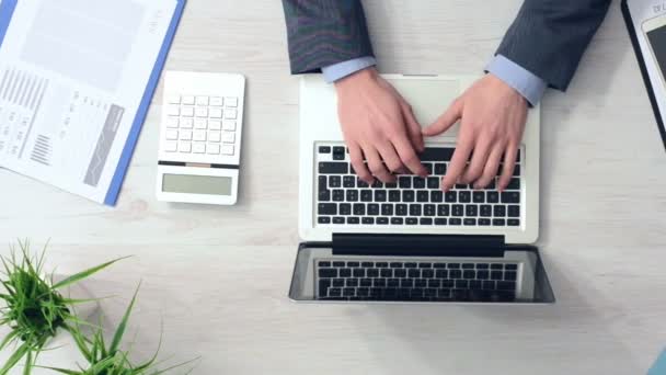 Empresário Profissional Trabalhando Mesa Escritório Com Seu Laptop Relatórios Financeiros — Vídeo de Stock