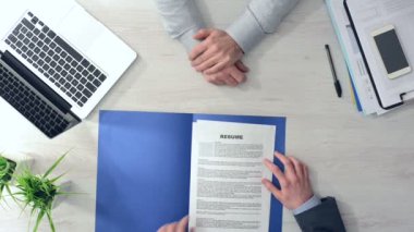 Aday veren işveren için iş görüşmesi sırasında rüşvet ve tokalaşırken, eller Üstten Görünüm