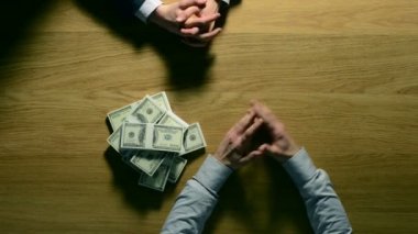 Karanlık alarak para bir tehlikeli para borç veren, tefecilik ve yolsuzluk kavramı, eller Yukarıdan gelen adam