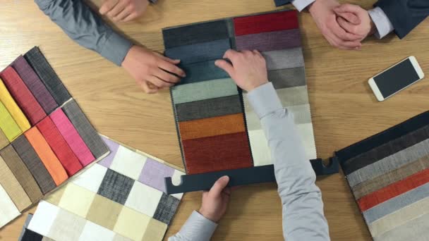 Domácí Dekoratér Ukazující Látky Vzorník Svým Zákazníkům Dotýká Textilní Textury — Stock video