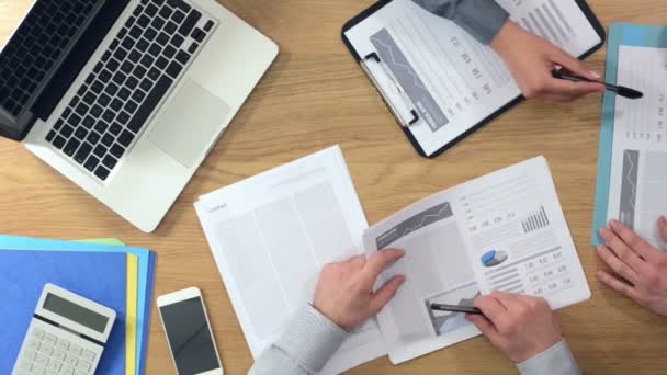 业务团队工作的财务报告和指向数字 手顶桌面上的视图 — 图库视频影像