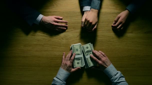 Занепокоєна Пара Тримає Руки Бере Гроші Від Небезпечного Грошей Кредитора — стокове відео