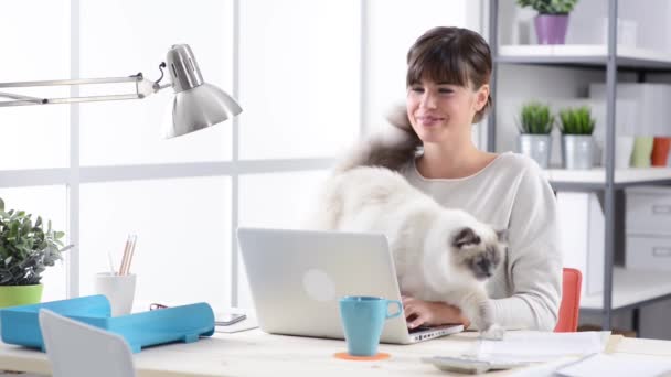 Femme Travaillant Maison Avec Ordinateur Portable Câlinant Son Beau Chat — Video