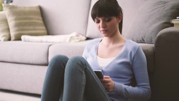 Jonge Vrouw Thuis Zittend Vloer Texting Met Haar Gsm Social — Stockvideo