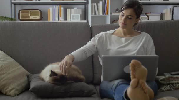 Junge Frau Sitzt Hause Auf Dem Sofa Sie Arbeitet Mit — Stockvideo