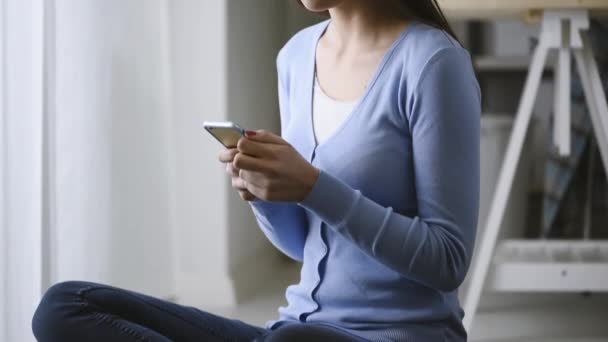 Sonriendo Joven Casa Sentada Suelo Enviando Mensajes Texto Con Teléfono — Vídeos de Stock