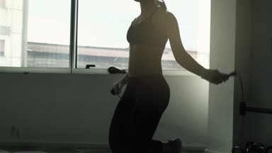 Kadının ip atlama egzersiz spor yapması