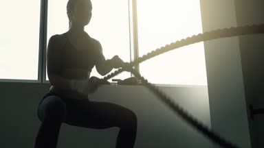 Kadının savaş ip egzersiz yapması