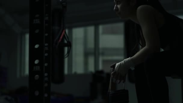 Mujer en el club de boxeo sentado y sosteniendo guantes — Vídeos de Stock
