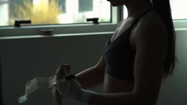 Жінка готується до боксу тренування — стокове відео