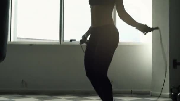 Жінка робить стрибок мотузки тренування в спортзалі — стокове відео