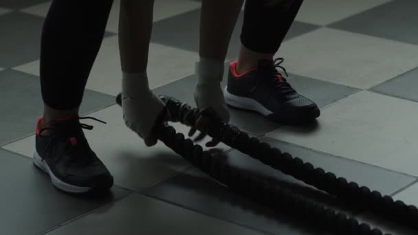 Mujer haciendo entrenamiento de cuerda de batalla — Vídeos de Stock