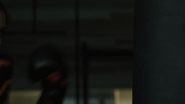Женщина, занимающаяся боксом в спортзале — стоковое видео