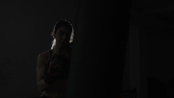 女性ボクサーのボクシング クラブでトレーニング — ストック動画