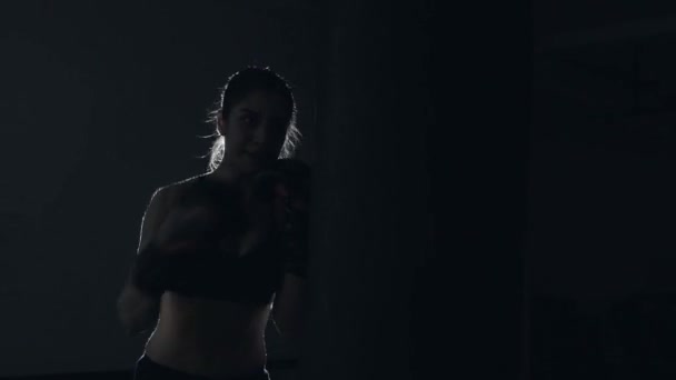 Treino de pugilista feminino no clube de boxe — Vídeo de Stock