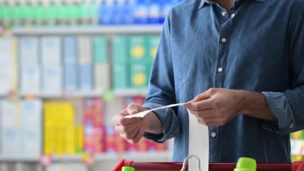 Hombre haciendo compras de comestibles — Vídeos de Stock