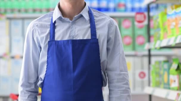 Escriturário de supermercado confiante — Vídeo de Stock