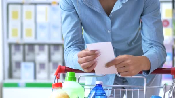 Mujer revisando una lista de compras — Vídeos de Stock