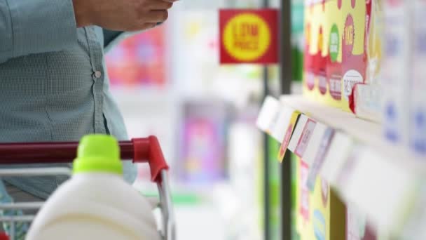 Mujer revisando una lista de compras — Vídeo de stock