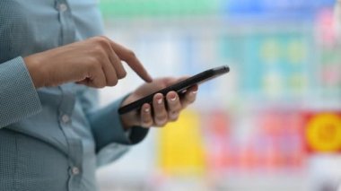 Alışveriş apps kullanan kadın