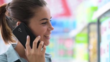 Vasıl belgili tanımlık stok telefondaki kadın