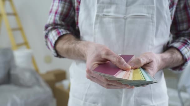 Pittore scegliere un colore per le pareti della casa — Video Stock