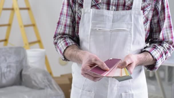 Pintor eligiendo un color para las paredes de su casa — Vídeo de stock