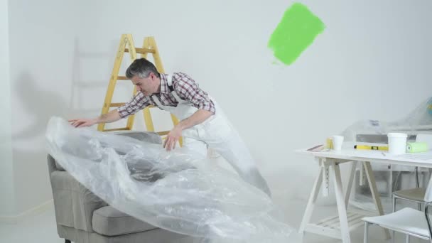 Pintor profesional preparando una sala para pintar — Vídeos de Stock