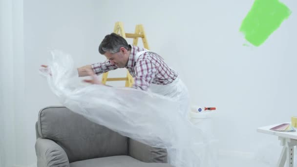Professional painter preparing a room for painting — Stock Footage Professional painter preparing a room for painting Stock Footage