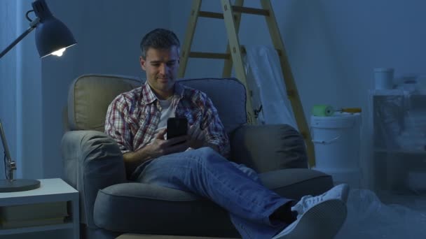 Homem relaxante depois de pintar paredes — Vídeo de Stock
