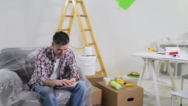 Man het kiezen van de kleur van de verf voor zijn huis — Stockvideo