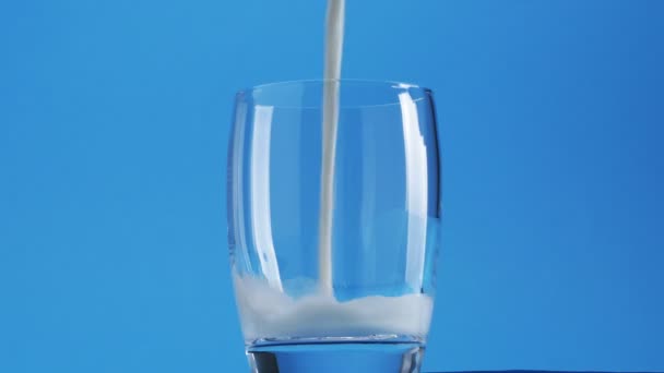 nalévání mléka do sklenice