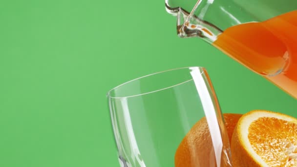 Pouring fresh orange juice — Stock Video