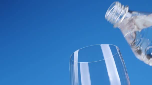 Wasser in einem Glas gießen — Stockvideo