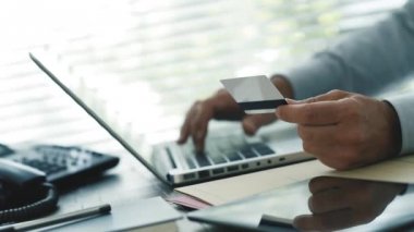 Online Kredi kartı ile ödeme işadamı