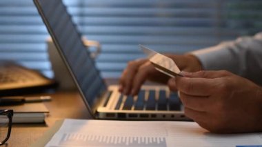 Online kredi kartı ile işadamı