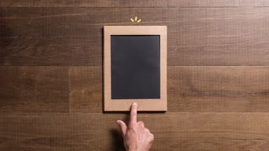 Adam dijital tablet kullanma ve e-posta gönderme