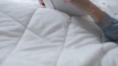 Yatakta okuyan kadın