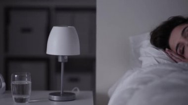 Kadın yatağında uyanmak