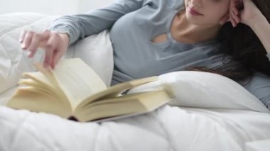 Yatakta okuyan kadın