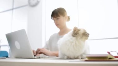 Gülümseyen kadın ve onu kedi