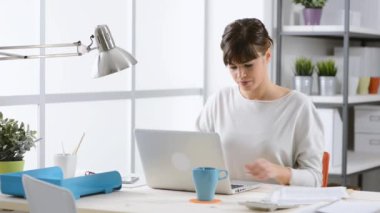 İşyerinde Sekreter gülümseyerek