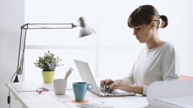 bir dizüstü bilgisayar ile çalışan genç kadın