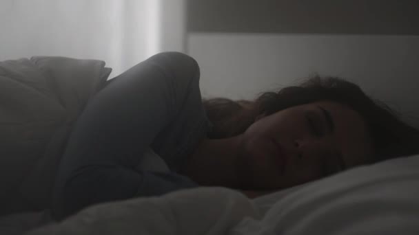 Wanita terbangun di tempat tidurnya — Stok Video