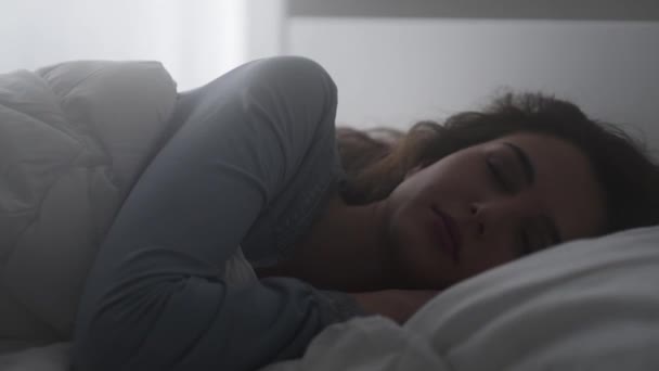 Femme se réveillant dans son lit — Video