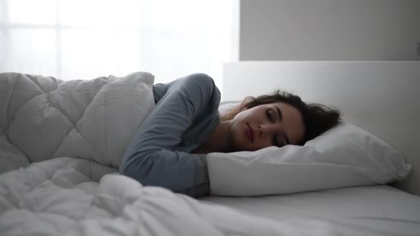 女性の彼女のベッドで目を覚ます — ストック動画