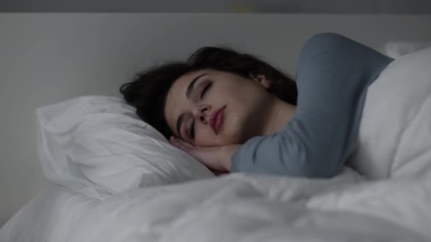 Mujer despertando en su cama — Vídeo de stock