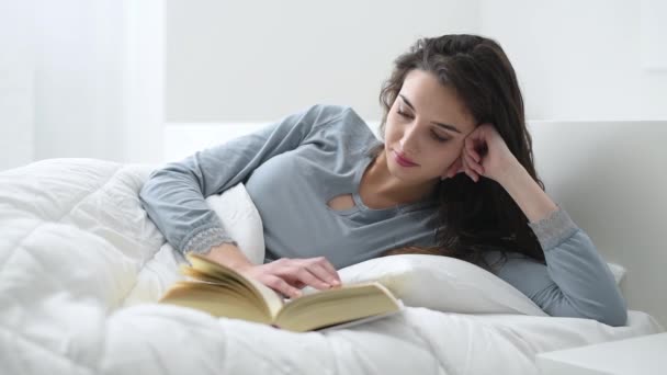 Žena čtení v posteli — Stock video