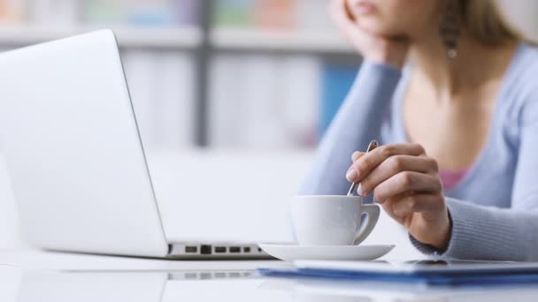 Mujer tomando un descanso para tomar café — Vídeos de Stock