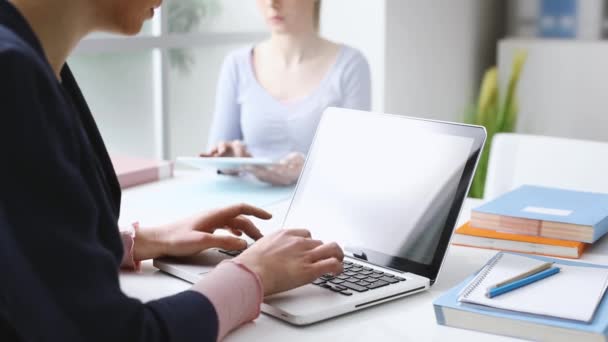 Ragazze che studiano e utilizzano un computer portatile — Video Stock